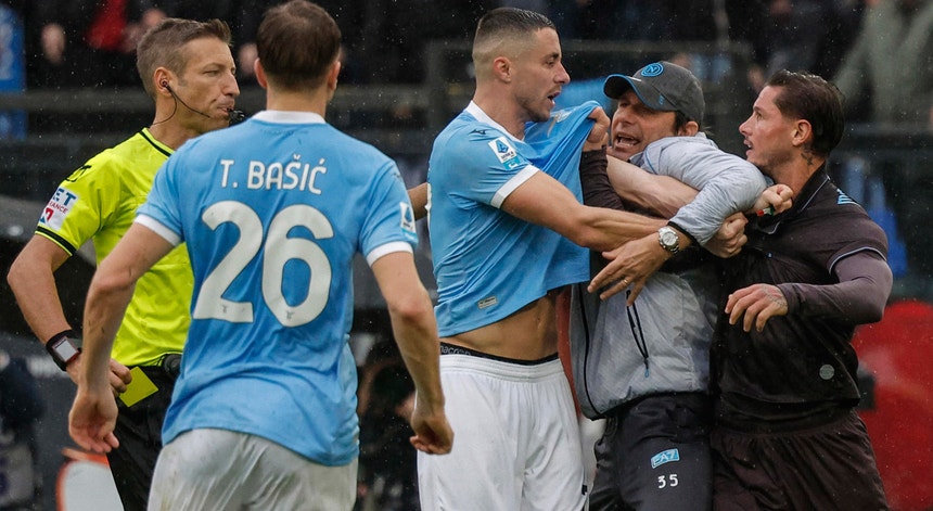 Imagem de Nápoles vence Lazio em jogo com três expulsões