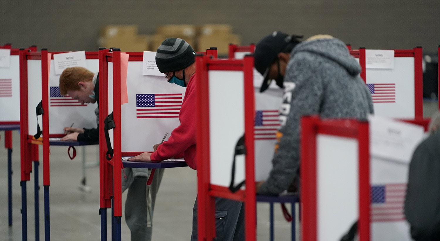  Os eleitores preenchem os boletins de voto no Kentucky | REUTERS/Bryan Woolston  