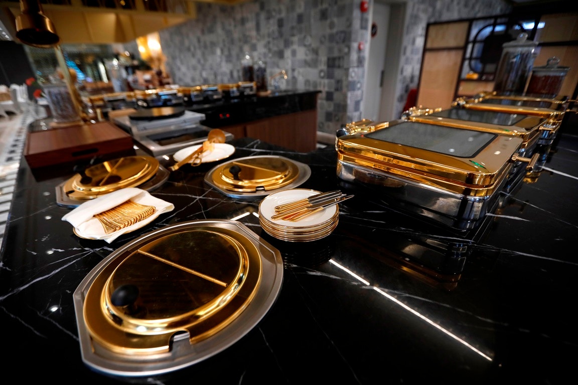  Servi&ccedil;o de mesa banhado a ouro | Luong Thai Linh - EPA 