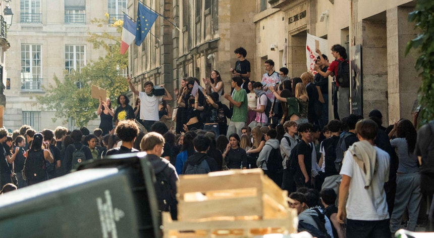 Imagem de Adolescente perde mão em explosão durante protestos estudantis em França