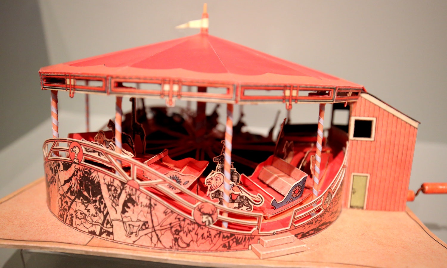  Mas o n&uacute;mero de folhas foi em breve ultrapassado pel&rsquo; O Senhor Doutor que ofereceu a extraordin&aacute;ria Embaixada do S&eacute;culo XVIII em 52 folhas A3, que se apresenta constru&iacute;da na exposi&ccedil;&atilde;o e que constituiu um m&aacute;ximo que se manteria imbat&iacute;vel. 