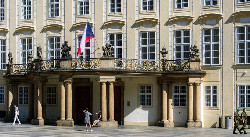 A entrada principal do prédio do Arquivo do Castelo de Praga que acolhe a cimeira
