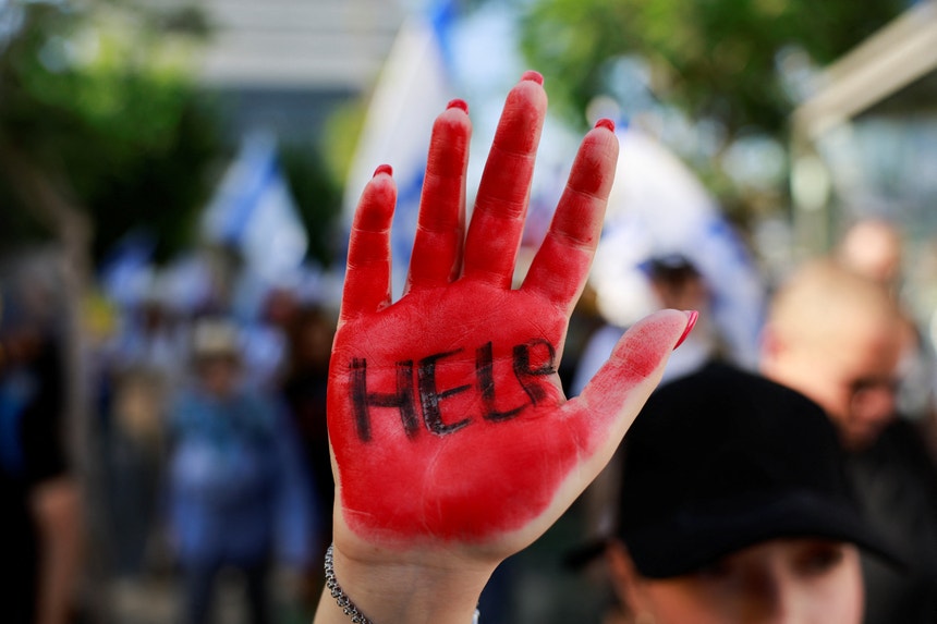 Imagem da marcha de protesto que decorre por estes dias entre Telavive e Jerusalém. Estas manifestações repetem-se há vários meses e procuram pressionar o governo israelita a chegar a um acordo que permita a libertação dos reféns. 
