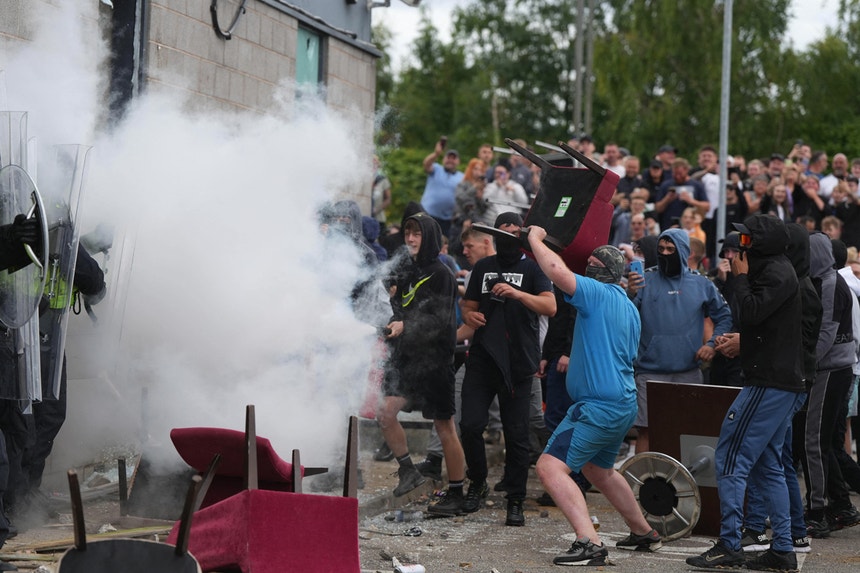 Confrontos junto a um hotel perto de Rotherham, no norte da Inglaterra, que abriga migrantes.
