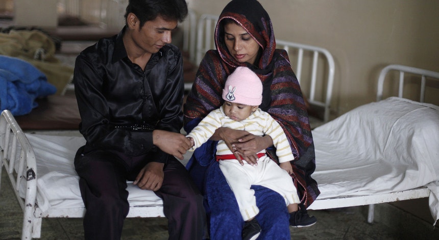 Casal paquistanês infetado com o VIH com o filho num centro de reabilitação de uma ONG em Karachi
