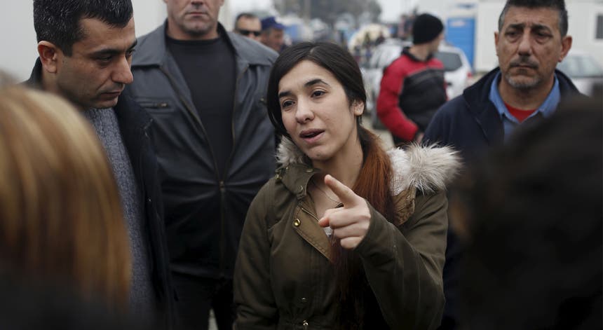Nadia Murad falou em abril de 2016 com os migrantes confinados no campo de Idomeni, junto à fronteira greco-macedonia Foto Reuters Nadia Murad falou em abril de 2016 com os migrantes confinados no campo de Idomeni, junto à fronteira greco-macedonia Foto Reuters
