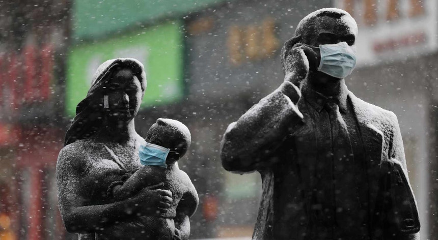 Estátuas em Wuhan,com máscaras protectoras
