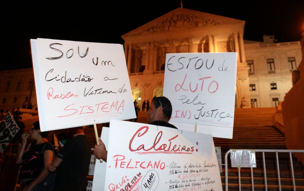  Mais um punhado de cartazes levados at&eacute; &agrave; escadaria do Parlamento. Uma nova concentra&ccedil;&atilde;o naquele local,  uma "flash mob" e a participa&ccedil;&atilde;o no pr&oacute;ximo protesto mundial de "indignados" s&atilde;o a&ccedil;&otilde;es aprovadas na noite de domingo em Assembleia Popular (fotografia: Ant&oacute;nio Cotrim, Lusa) 