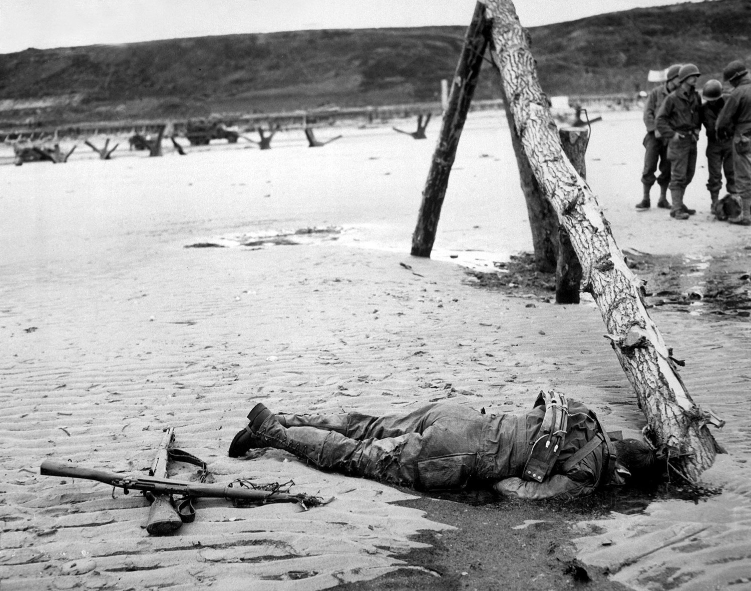  Espingardas cruzadas na areia como homenagem a um soldado americano ca&iacute;do durante o desembarque /Reuters 