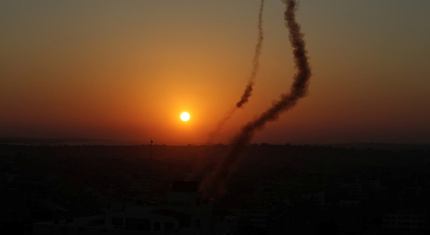 Em resposta aos ataques de Israel, o grupo palestiniano lançou dezenas de rockets contra território israelita
