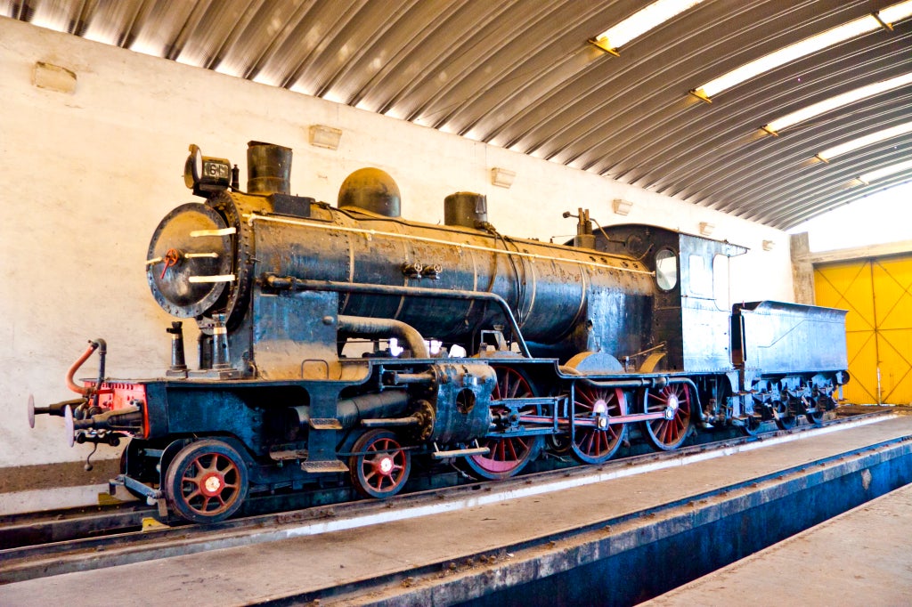 A locomotiva BA61, única no mundo, está ao abandono