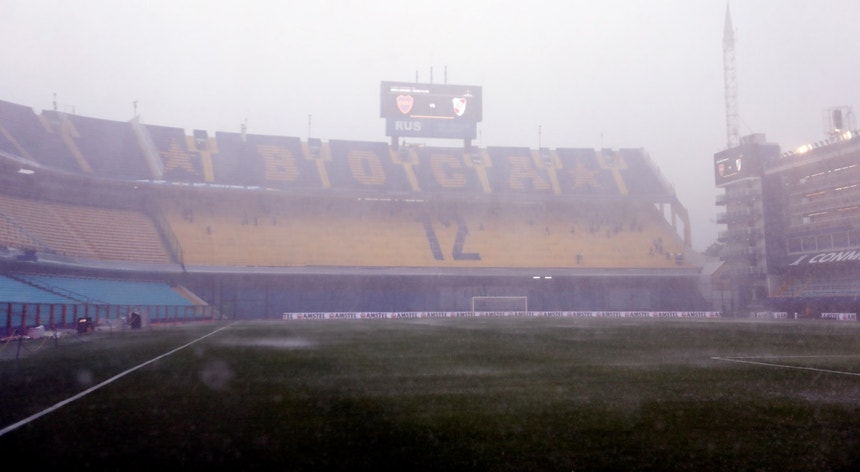Estádio La Bombonera ficou inundado devido às fortes chuvadas
