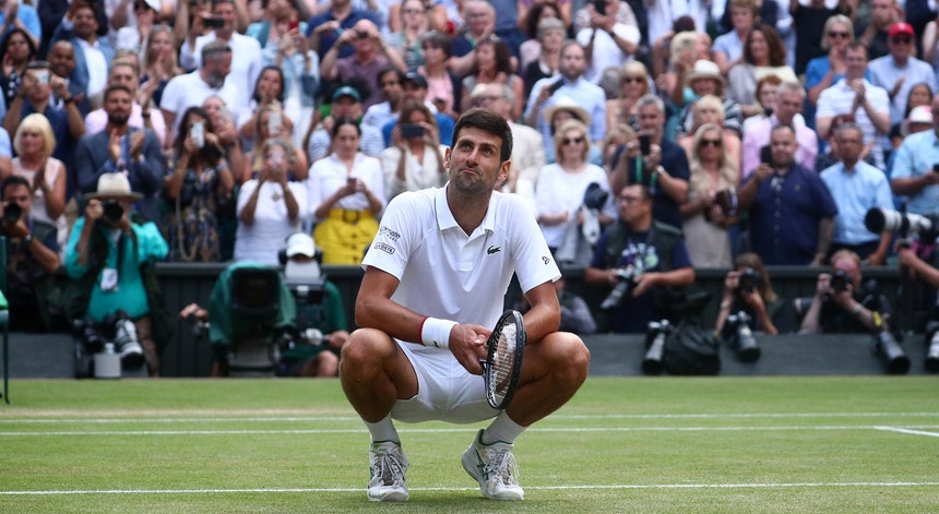 Cinco horas de jogo depois, Djokovic festejou a conquista de Wimbledon

