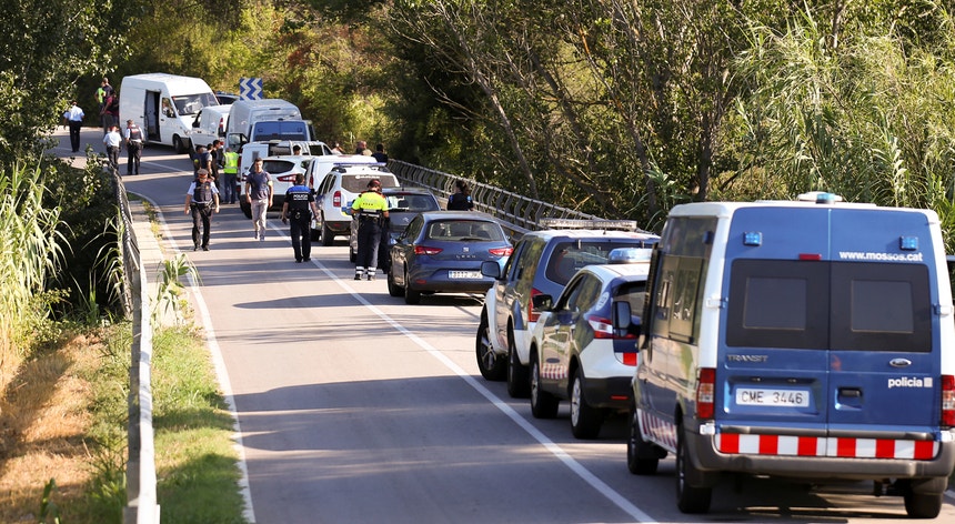 A operação policial decorreu em Subirats, uma pequena localidade a cerca de 50 quilómetros de Barcelona

