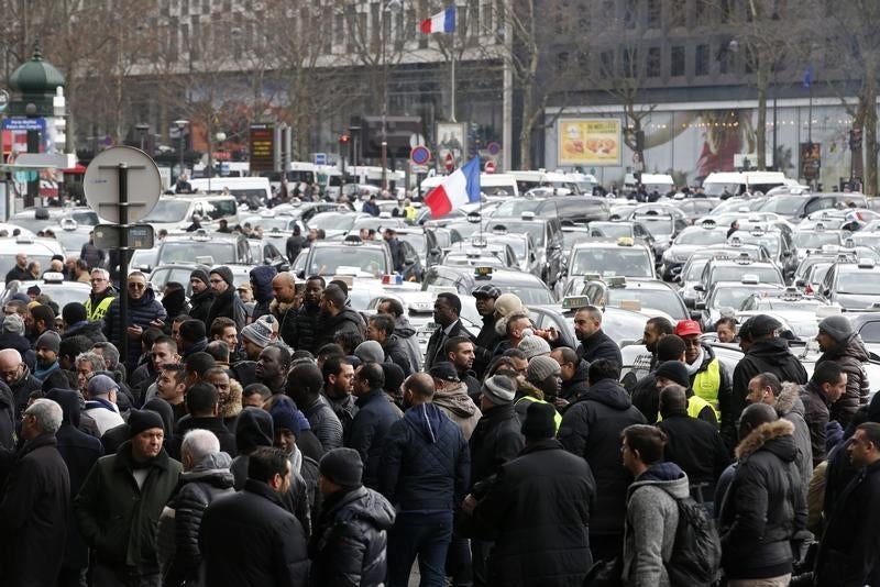 Um aspeto da reuni&atilde;o de taxistas em plena rua, durante os portestos contra os servi&ccedil;os de transporte com motorista a 26 de janeiro de 2016 em Paris Foto:Reuters