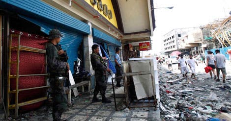 Soldados guardam lojas em Tacloban para evitar pilhagens e manter a ordem após a passagem do tufão Haiyan (Reuters) Soldados guardam lojas em Tacloban para evitar pilhagens e manter a ordem após a passagem do tufão Haiyan (Reuters)