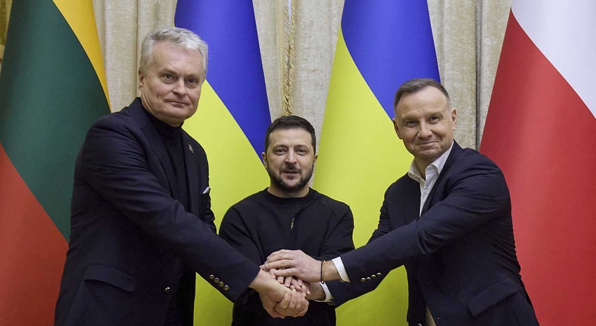 Os presidentes lituano, ucraniano e polaco durante a segunda Cimeira do Triângulo de Lublin, que decorreu esta quarta-feira em Lviv, na Ucrânia. 
