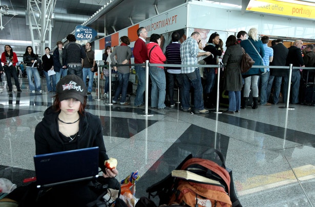  Passageiros esperam no Aeroporto Francisco S&aacute; Carneiro no Porto, ap&oacute;s v&aacute;rios voos terem sido cancelados devido ao vulc&atilde;o Eyjafjllajokull na Isl&acirc;ndia 