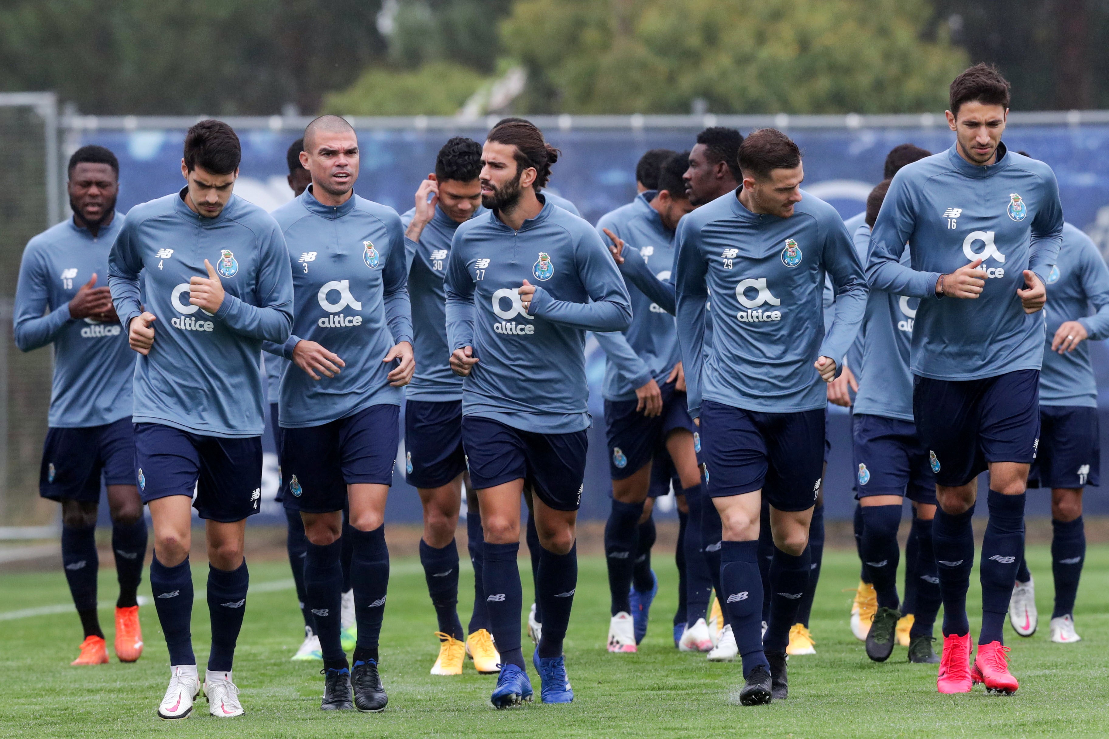 jogadores do fc porto inscritos na champions