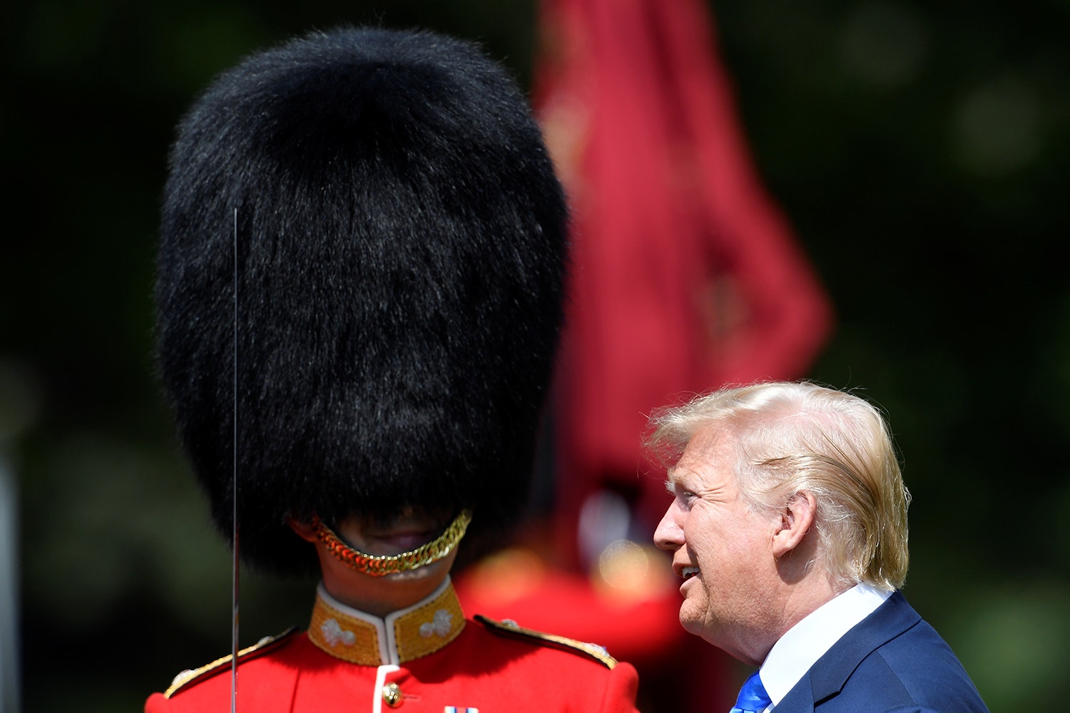  O Presidente norte-americano foi convidado a inspecionar a guarda de honra /Toby Melville - Reuters 