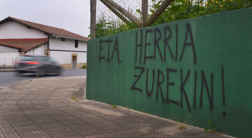 Um mural fotografado em 2017, depois de a ETA ter anunciado a entrega das suas armas. “ETA. O povo está com vocês”, lê-se no grafiti. 
