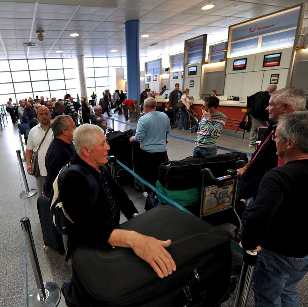  Passageiros aguardam no aeroporto londrino de Gatwick depois de um voo charter com destino a Cancun ter sido cancelado devido &agrave; epidemia de gripe su&iacute;na que alastra no M&eacute;xico. (Andy Rain/EPA)  