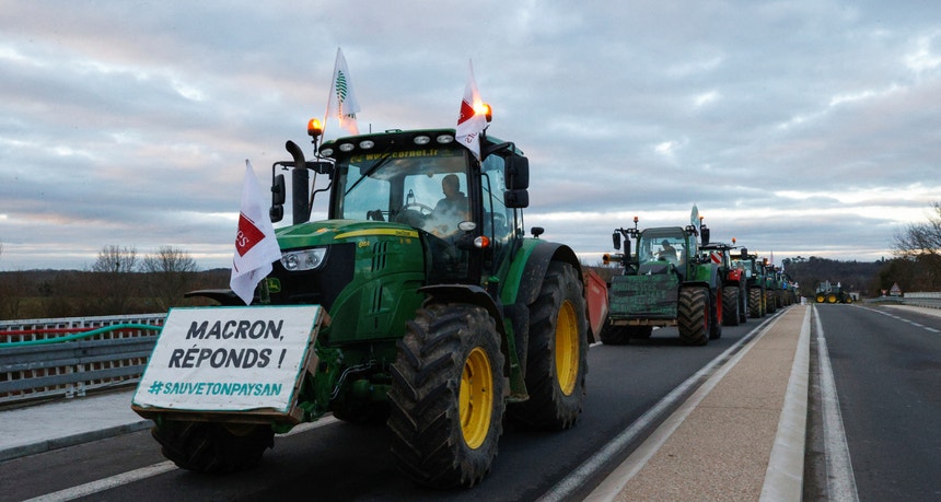 "Macron, responde!" pode ler-se no cartaz, em Longvilliers, perto de Paris, 30 de janeiro de 2024
