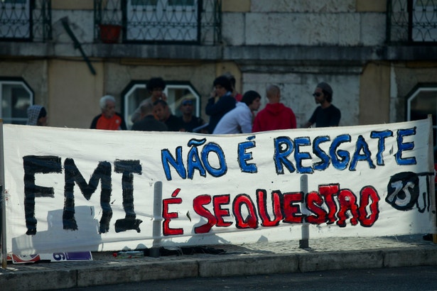  Quase 48 horas ap&oacute;s as primeiras movimenta&ccedil;&otilde;es da iniciativa do "Movimento dos Indignados", perto de duas dezenas de manifestantes permaneciam nas imedia&ccedil;&otilde;es do Parlamento (fotografia: Miguel A. Lopes, Lusa) 