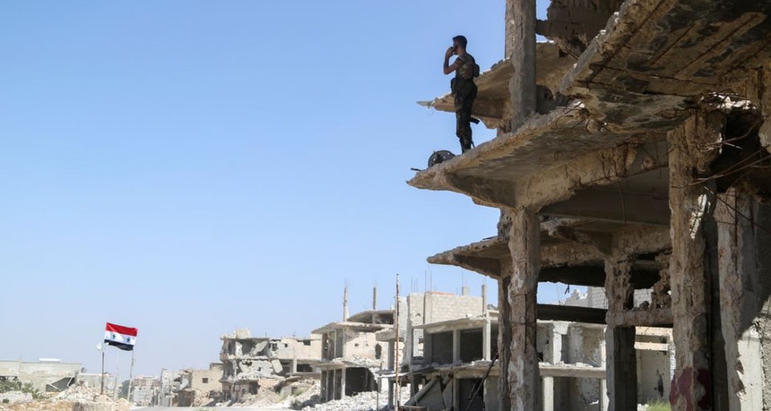Um soldado do exército sírio num edifício danificado em Deraa al Balaad, na Síria, em setembro de 2021
