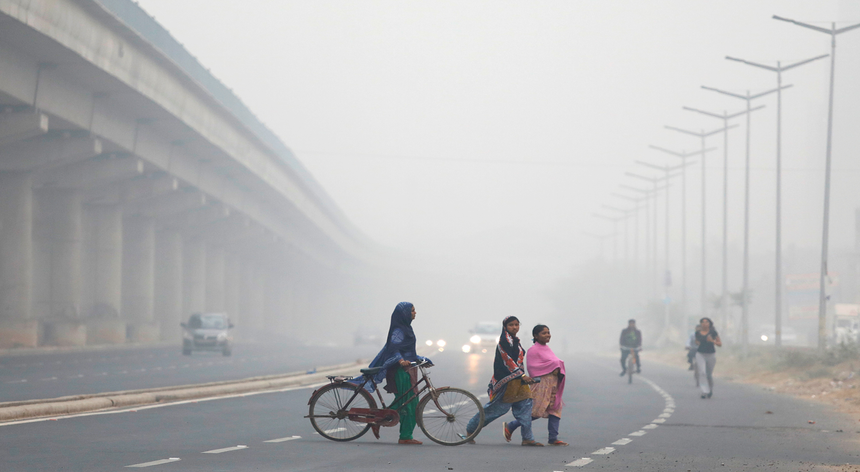 Nova Deli volta a acordar debaixo de um manto de poluição
