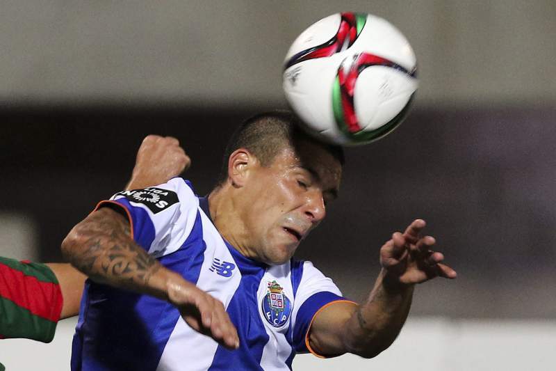 Maxi Pereira prepara-se para "reforçar" a defesa do FC Porto
