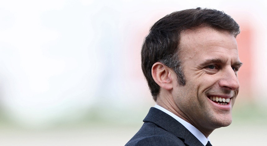 Macron vai dar entrevista a explicar à Franca aumento da idade da reforma