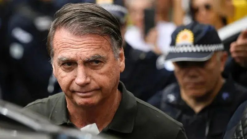 Bolsonaro recebe alta hospitalar e começa a cumprir prisão domiciliaria