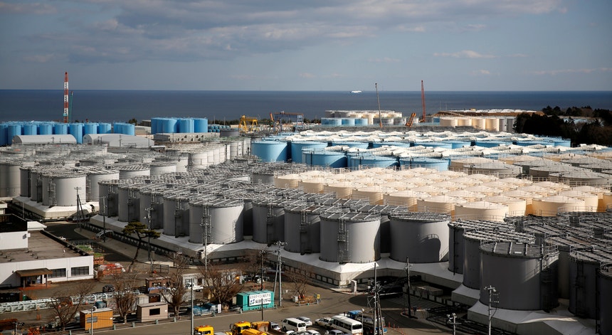 Tanques de armazenamento de água radioativa na central nuclear de Fukushima Daiichi
