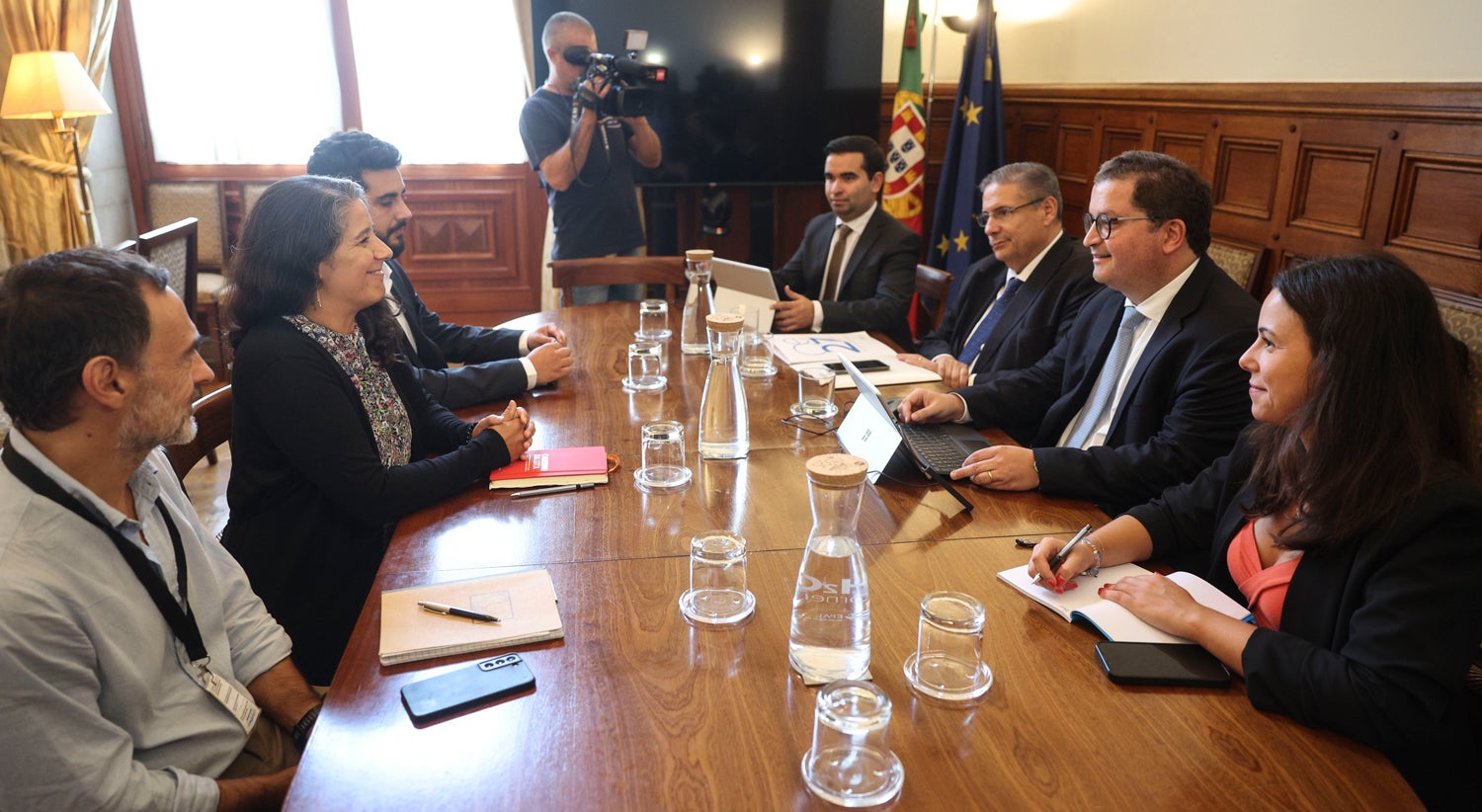 Or�amento do Estado. Governo continua a reunir-se com partidos