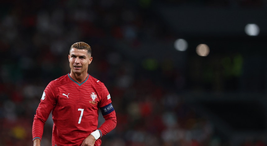 Cristiano Ronaldo suspenso 30 dias por abandonar estágio da Seleção