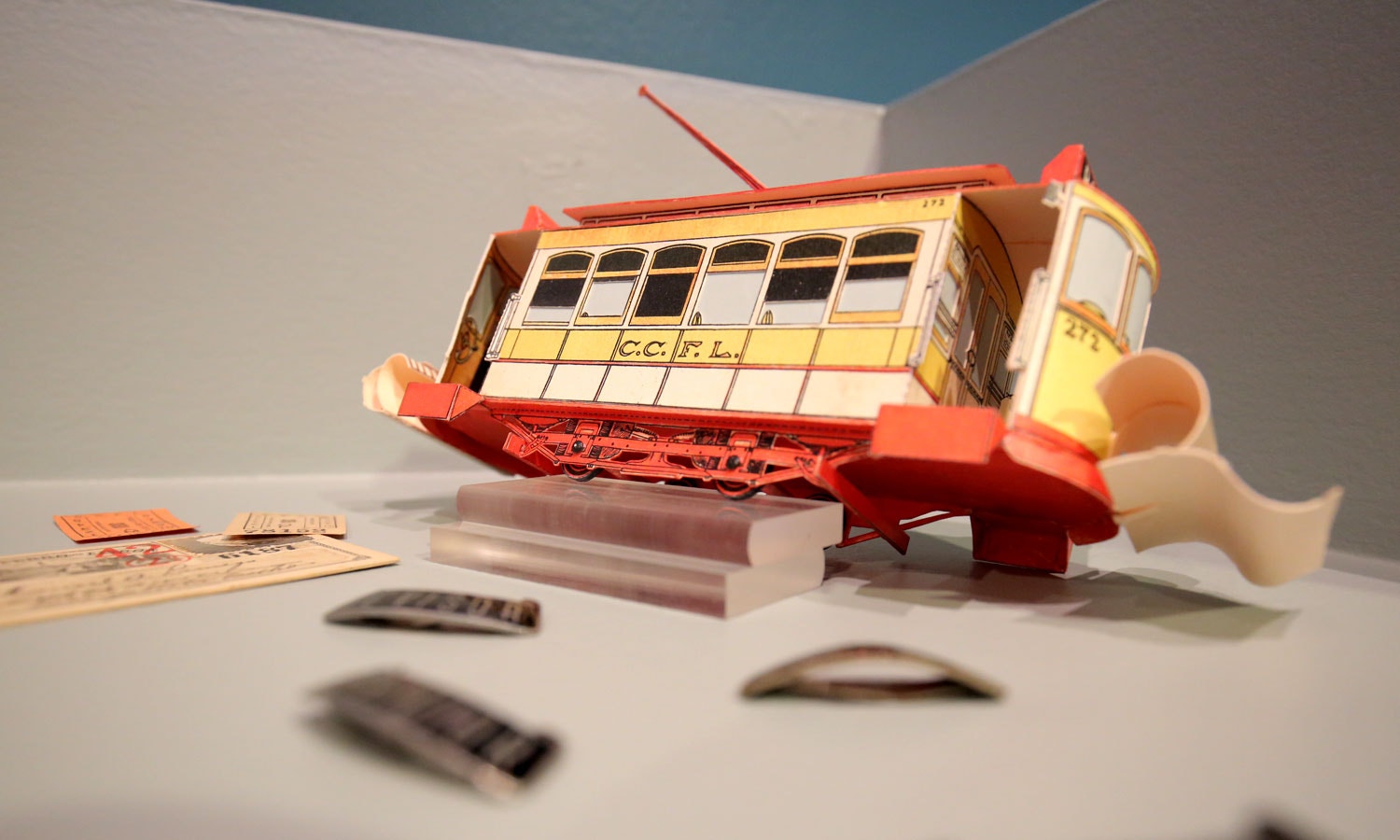  Com um papel importante nestes anos, o Cavaleiro Andante ofereceu jogos, e cromos que habilitavam a concursos, e o Tit&atilde;, publicou separatas com temas de cultura geral. Nos anos 60, salientam-se os uniformes militares e os cromos, desenhados por Jos&eacute; Garc&ecirc;s, para a segunda s&eacute;rie do Camarada. 