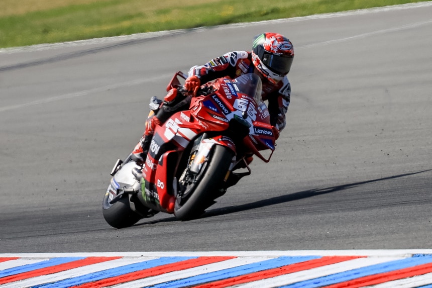 Francesco Bagnaia vence corrida sprint em Brno e líder Bezzecchi cai