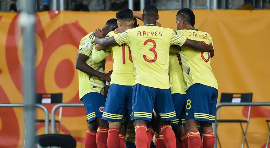 A seleção da Colômbia festeja um dos golos marcados à Polónia
