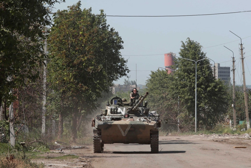 Tropas pró-russas avançam em Popasna, na região de Lugansk.
