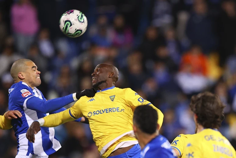 Mangala, ao centro na foto, continua a vestir de amarelo
