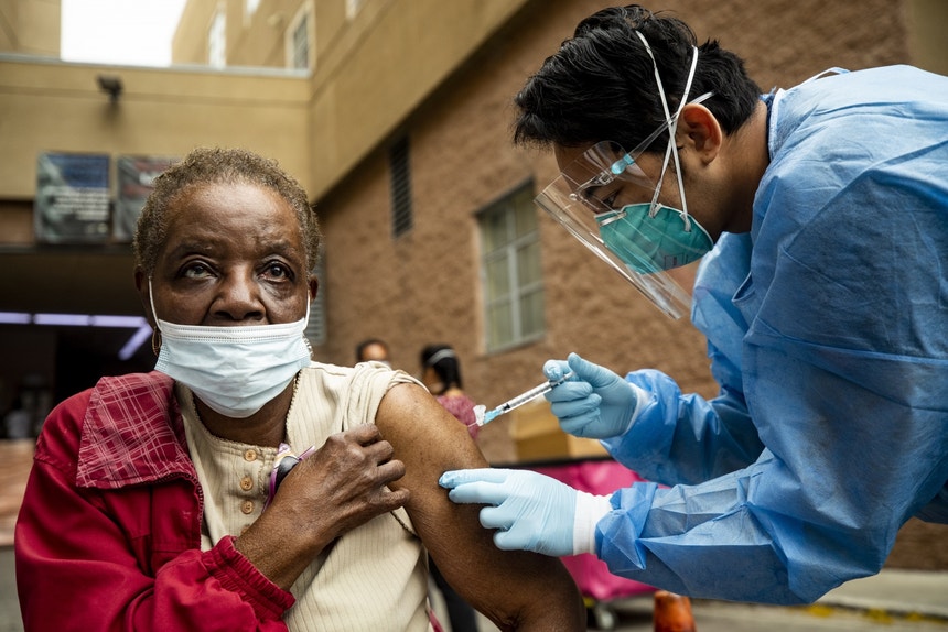 Acelerar a vacinação parece ser a maior esperança dos norte-americanos para combater a pandemia
