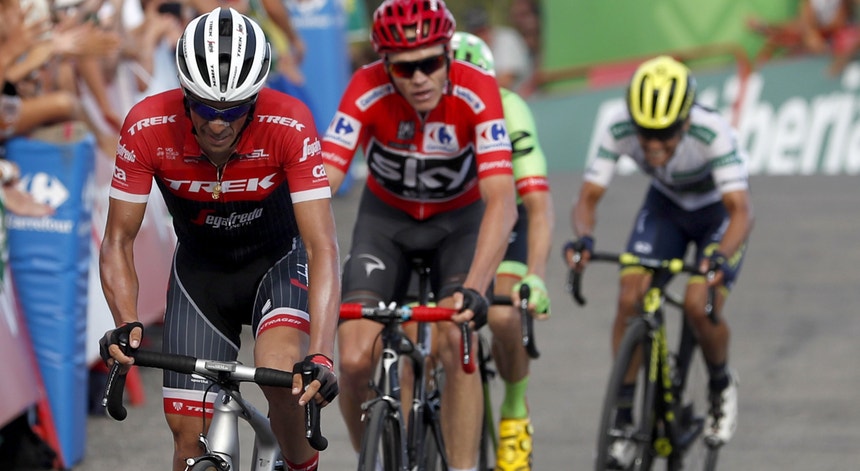 Contador e Froome chegaram à meta praticamente a par na quinta etapa da Volta a Espanha
