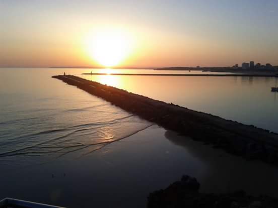  Enviada por Baptista Paulo, P&ocirc;r-do-sol no miradouro de Ferragudo com vista para a Foz do Arado e para a Praia do molhe. 