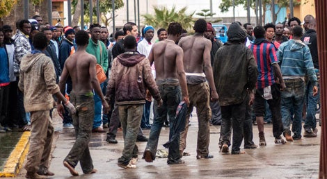 Cada novo grupo de imigrantes clandestinos que chegava ao Centro de acolhimento de Melilla era recebido por centenas de outros. O Ceti est&aacute; j&aacute; com o triplo da capacidade (Reuters)