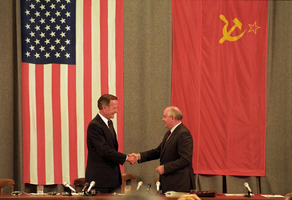  O presidente dos EUA George H. W. Bush (esq) e o presidente sovi&eacute;tico Mikhail Gorbatchov apertam as m&atilde;os em frente &agrave;s bandeiras dos EUA e da Uni&atilde;o Sovi&eacute;tica no final da coletiva de imprensa em Moscou nesta imagem de arquivo de 31 de julho de 1991 | Reuters 