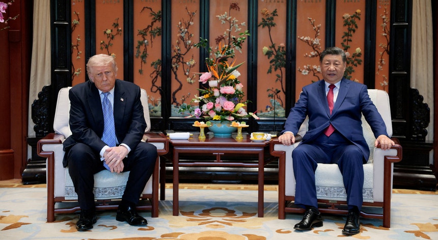 Sanções e contramedidas. Braço-de-ferro comercial antecede cimeira entre Trump e Xi