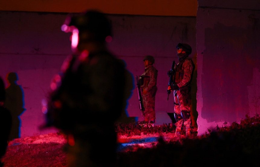 Imagem de México mobiliza 10.000 soldados para acabar com violência após morte do chefe de um cartel