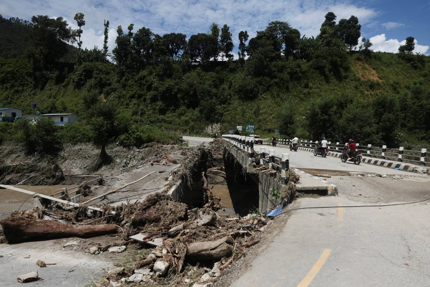 Novo balan�o. Cheias devastadoras no Nepal e Tibete provocaram mais de 362 mortos
