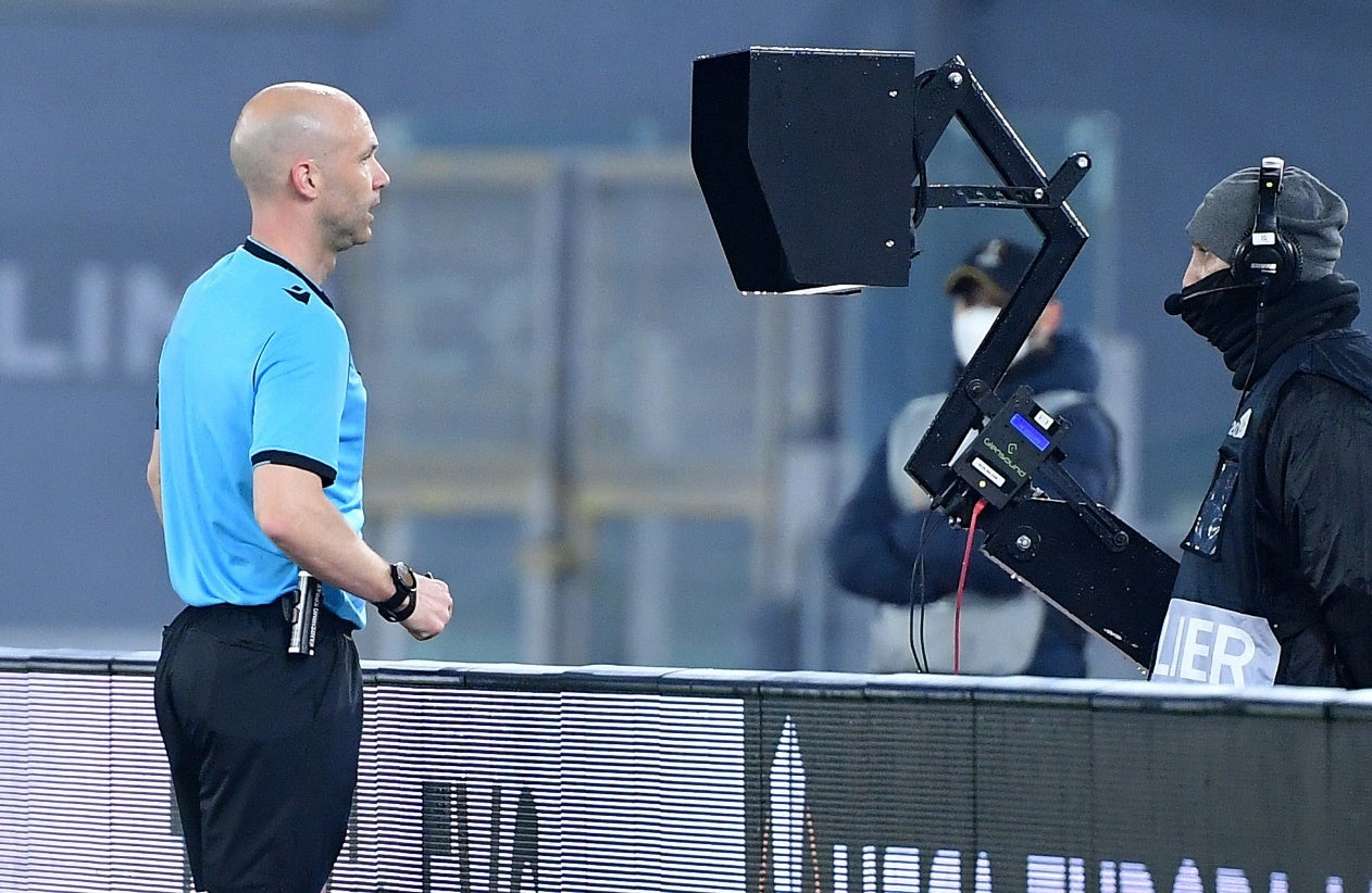 UEFA defende VAR menos interventivo e admite avançar com alterações